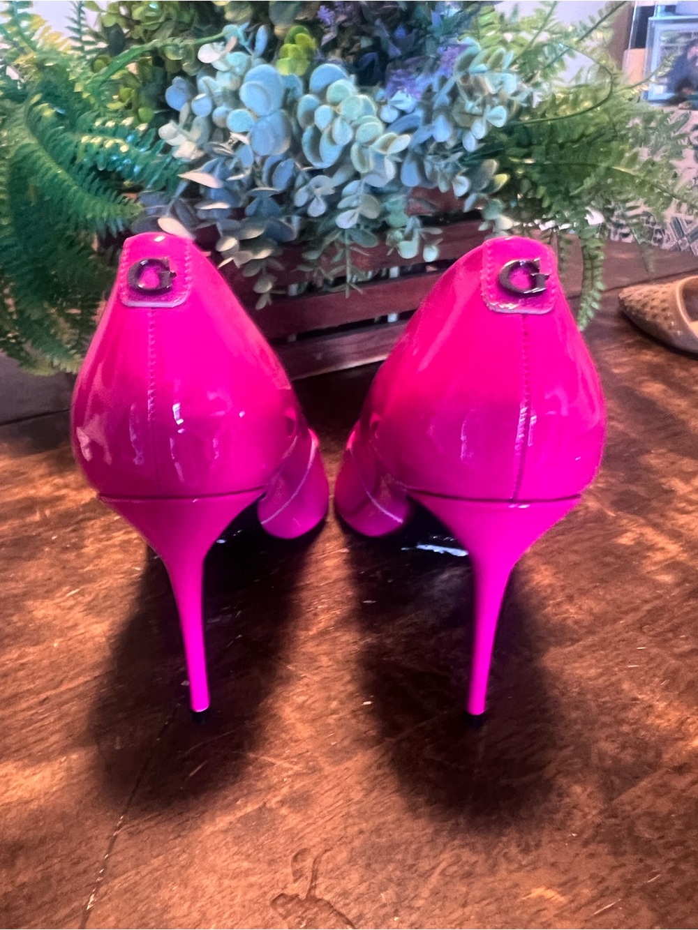 GUESS Women's Hot Pink Patent Pointed-Toe Heels - Picture 6 of 9